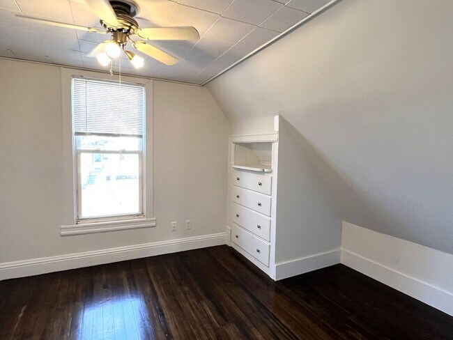 Building Photo - Beautiful original woodwork!  3 bed South Omaha home!