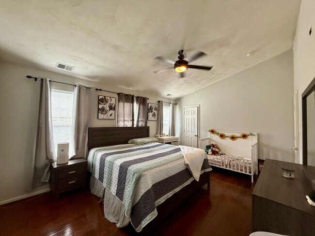 Building Photo - Beutifully updated 4 bed 2.5 bath home with large yard!