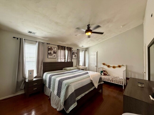 Building Photo - Updated 4-Bedroom Home with Fenced Yard – Pet Friendly!