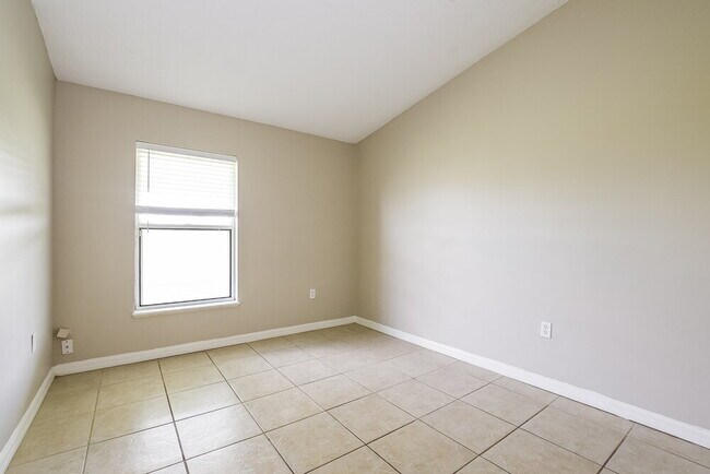 Building Photo - 6853 Westlake Blvd