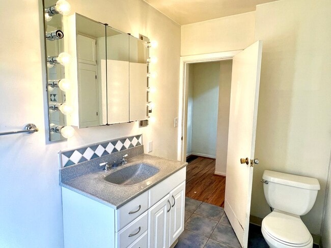 Building Photo - Portsmouth Neighborhood 3 story Home with Laminate H/W Floors, Fenced Backyard