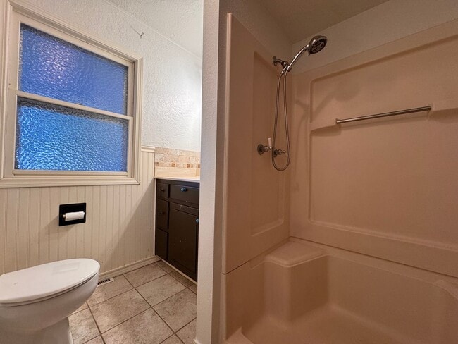 Building Photo - HOUSE FOR RENT IN THE JANESVILLE SCHOOL DI...
