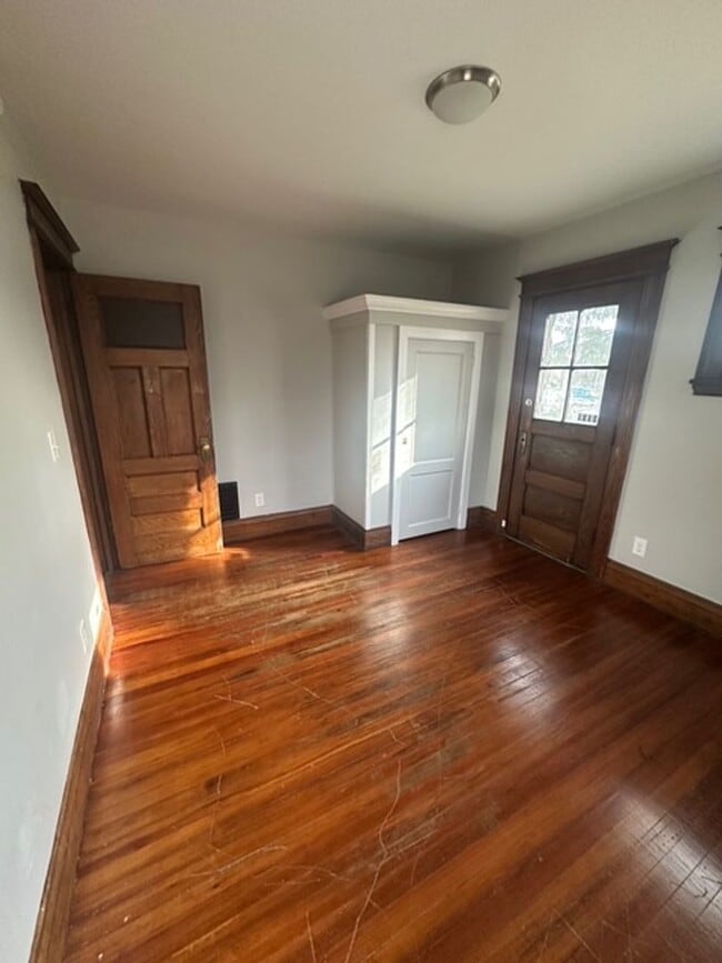 Building Photo - Spacious Single Family 4-Bedroom 1.5-Bath Home For Rent