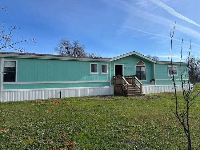 Building Photo - Peaceful Country Living on 2 Fenced Acres