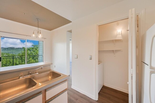Building Photo - 6000 Shepherd Mountain Cove