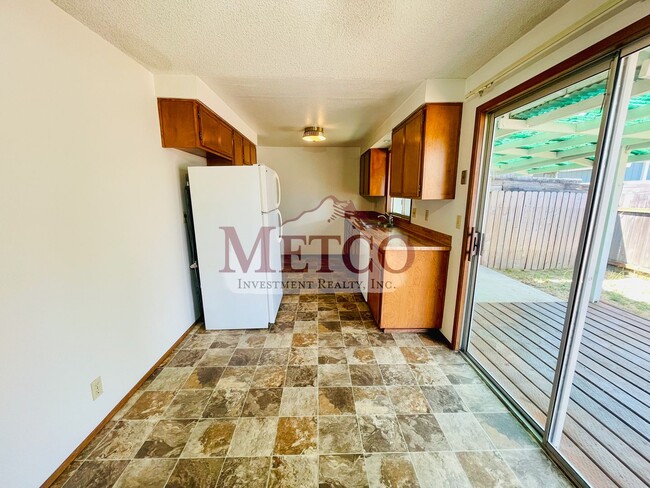 Building Photo - Nice 2 Bedroom Duplex in Springfield!