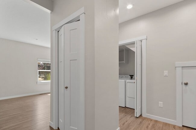 Building Photo - Introducing a Stunning 3 bedroom New Duple...