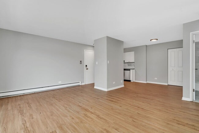 Building Photo - 913 Plainfield Rd