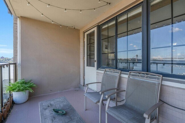 Building Photo - 1203 River Rd