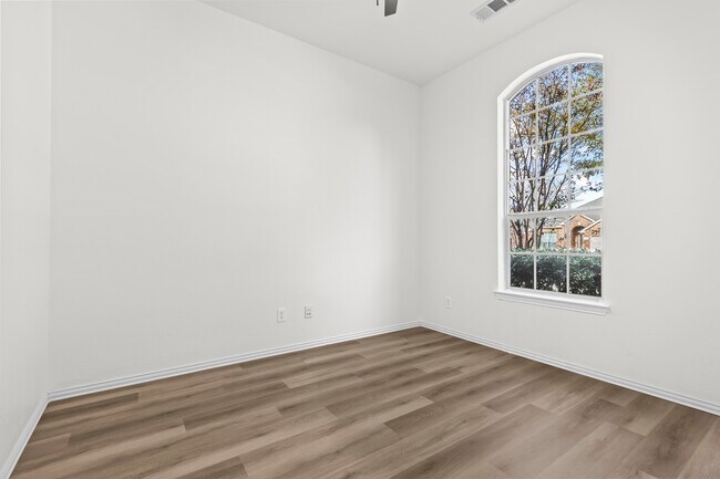 Building Photo - Lake Ridge