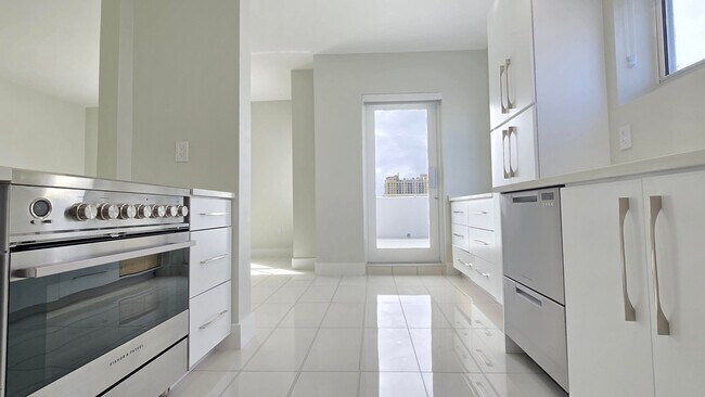 Building Photo - 255 Evernia St