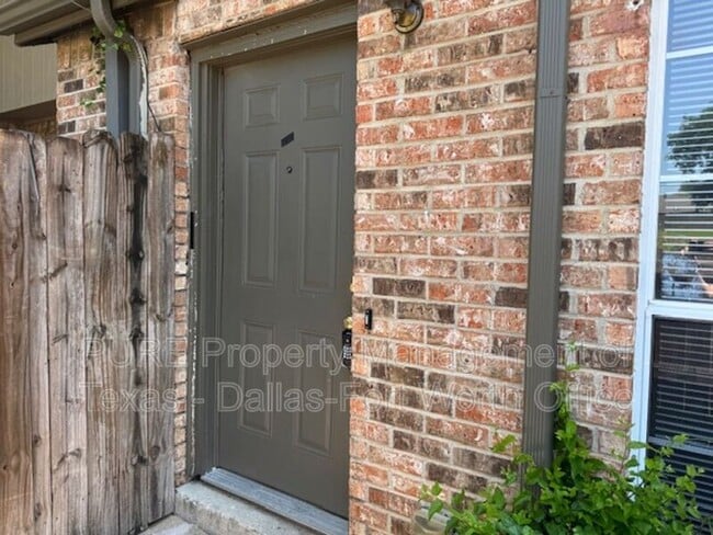 Building Photo - 4004 W Pioneer Dr