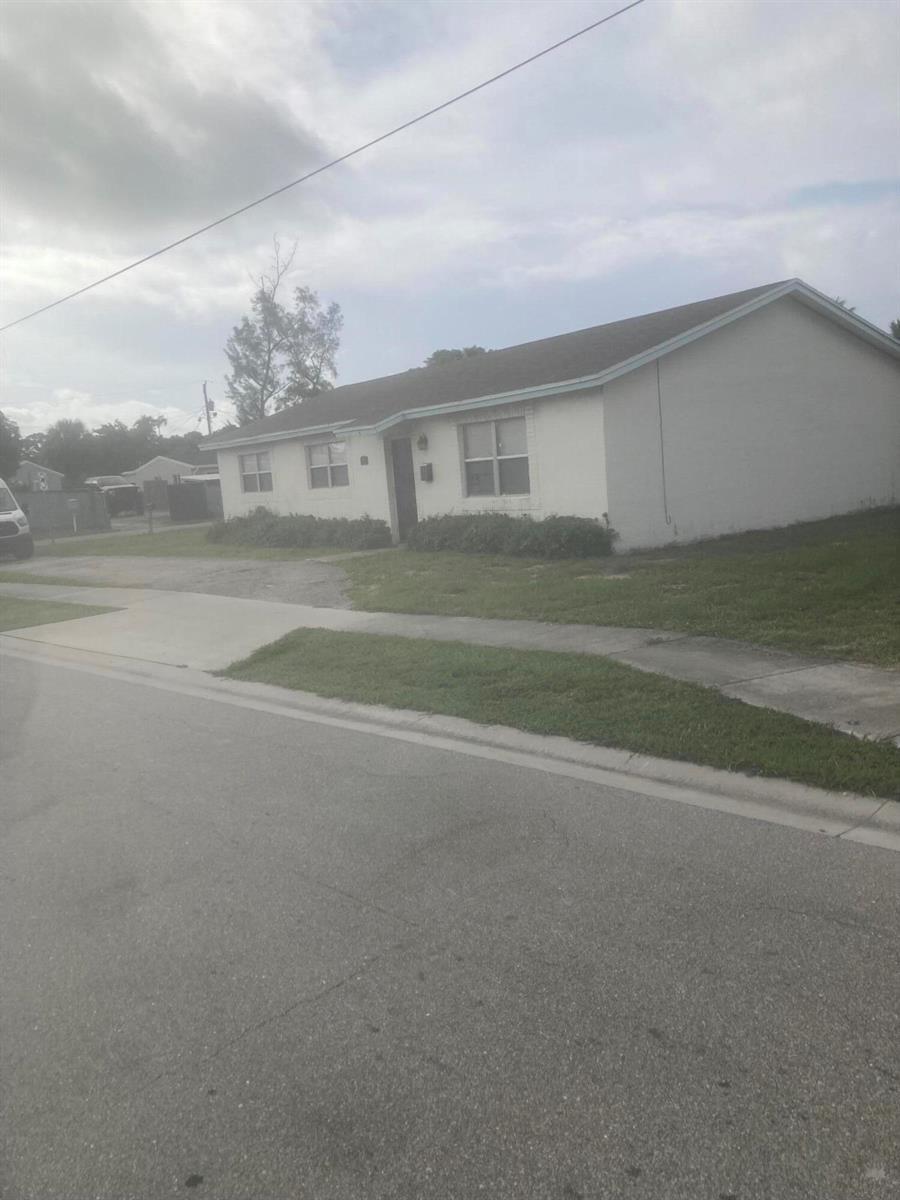 Building Photo - 5713 Candlewood Ave