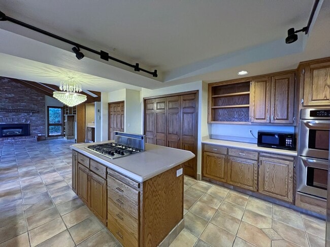 Building Photo - Gated Sound view home Des Moines area, 4 bed plus den 2.5 bath 3900 s/f, Available NOW!!!