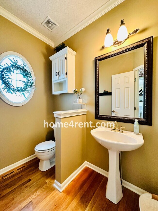Building Photo - Beautiful Four Bedroom Home in a Quiet Neighborhood w/ an Updated Kitchen, Wood Floors, and a Fin...
