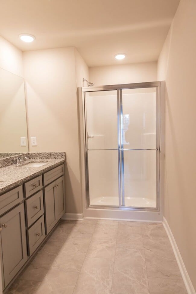 Building Photo - 4 Bed 2.5 Bath home in Gainesville! Retrea...