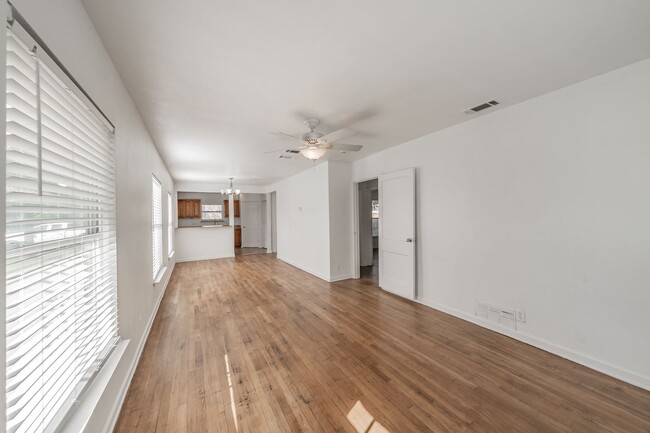 Building Photo - Cute two-bedroom, one-bath home in the hea...