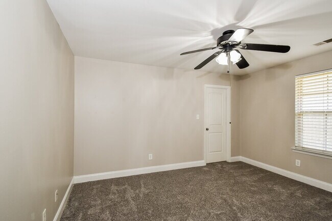 Building Photo - 2952 N Hartland Dr