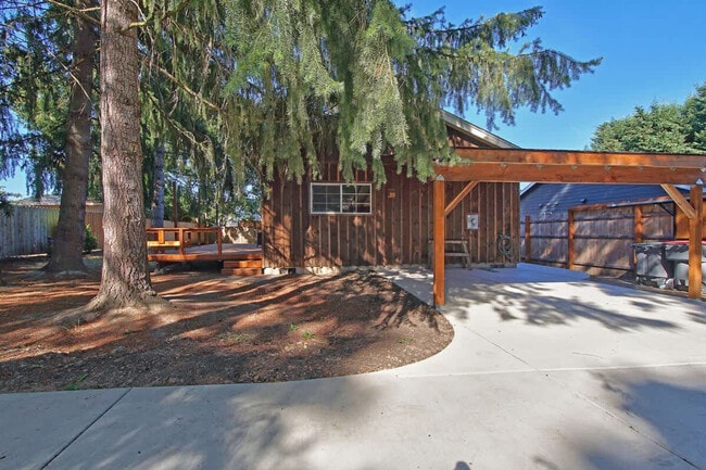 Building Photo - 925 SW Fleishauer Ln