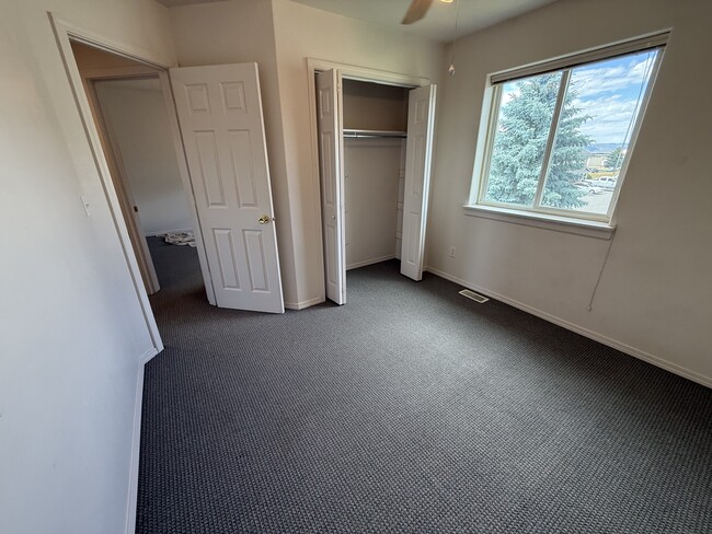 Building Photo - 913 Cardinal Dr