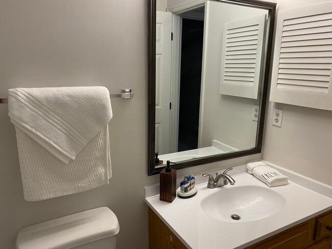 Building Photo - 118 W Skyhawk Dr