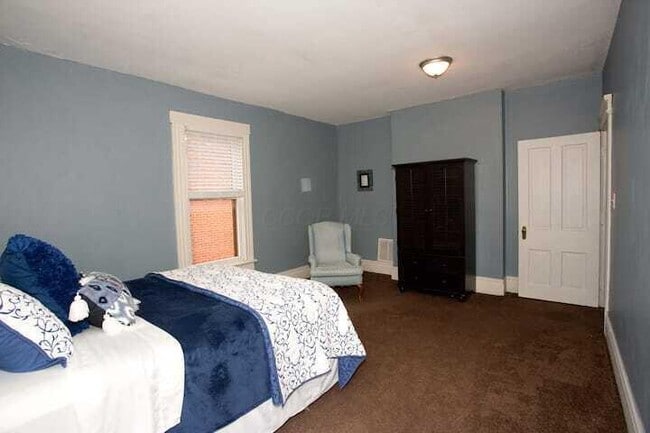 Building Photo - 705 Bryden Rd