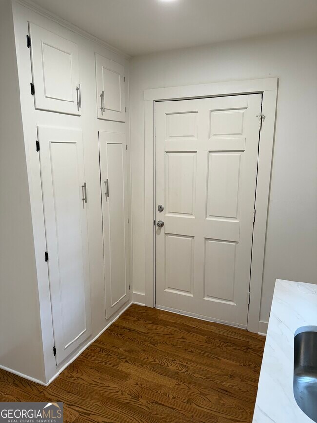 Building Photo - 185 Landor Dr