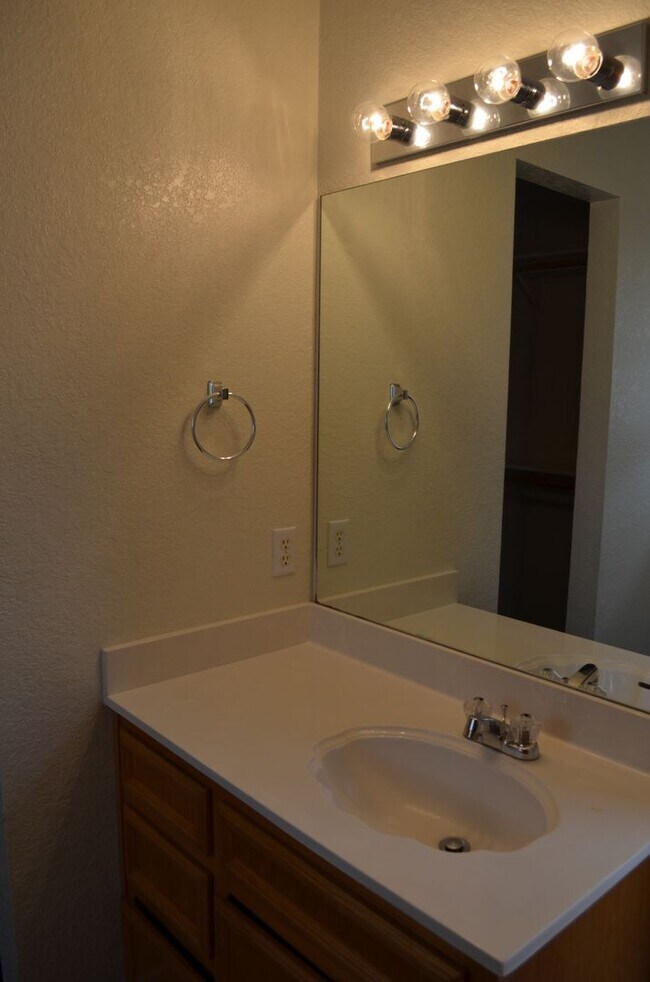Building Photo - 2208 Wildewood Dr