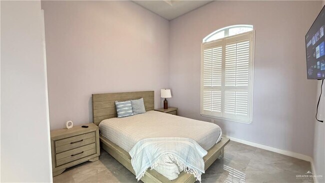 Building Photo - 30 Lilac Ave