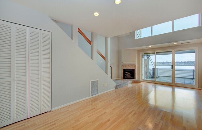 Building Photo - Bright Loft Condo with Stunning Columbia River Views