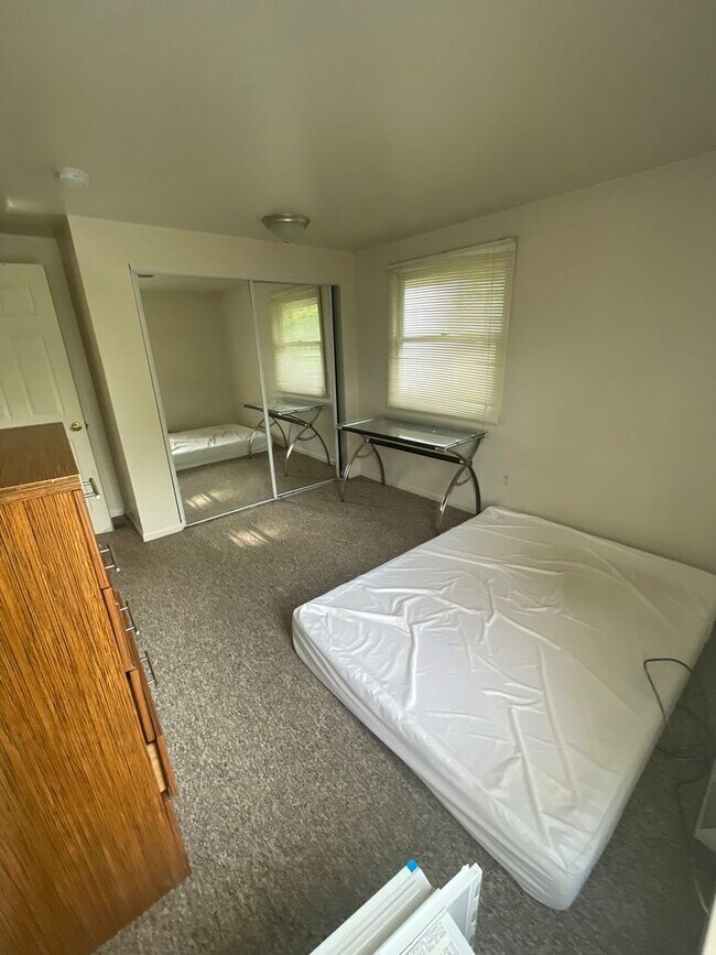 Building Photo - 926 Sylvan Ave