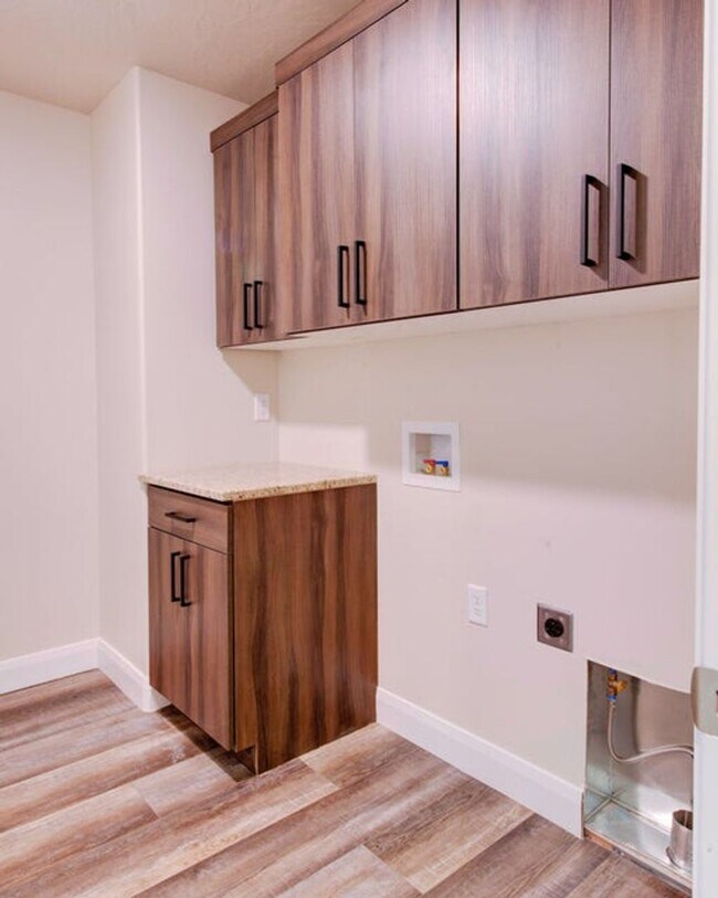 Building Photo - Townhome in the Shadow Cove Subdivision