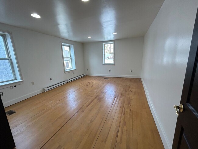 Building Photo - 2823 W Girard Ave
