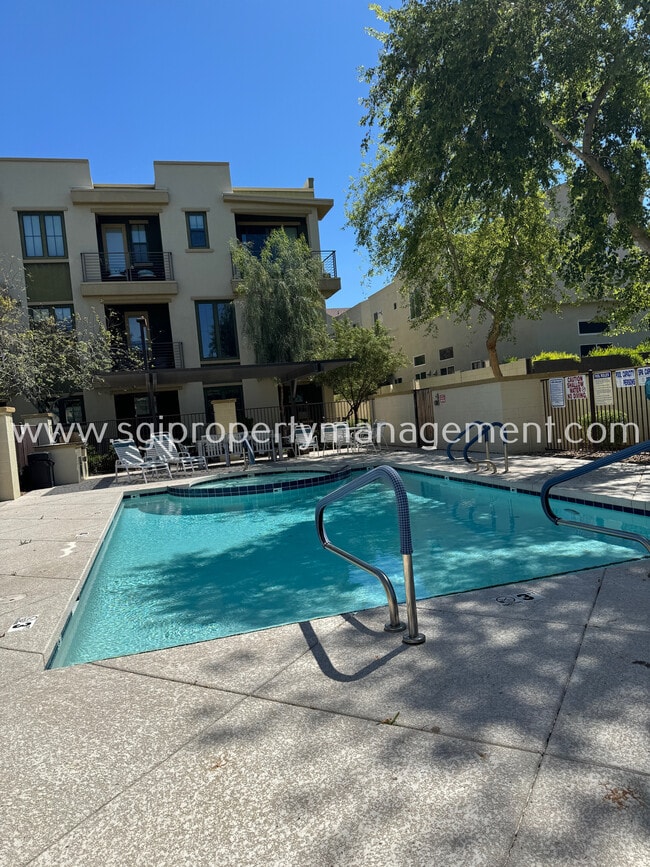 Building Photo - Luxurious Biltmore Townhome