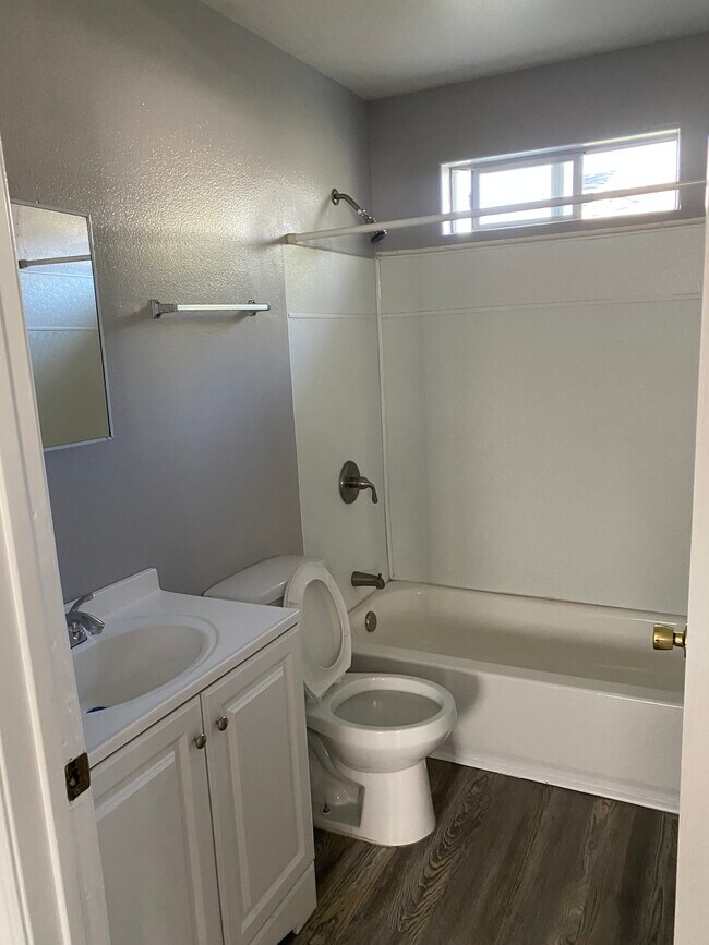 Building Photo - 1841 E 112th St