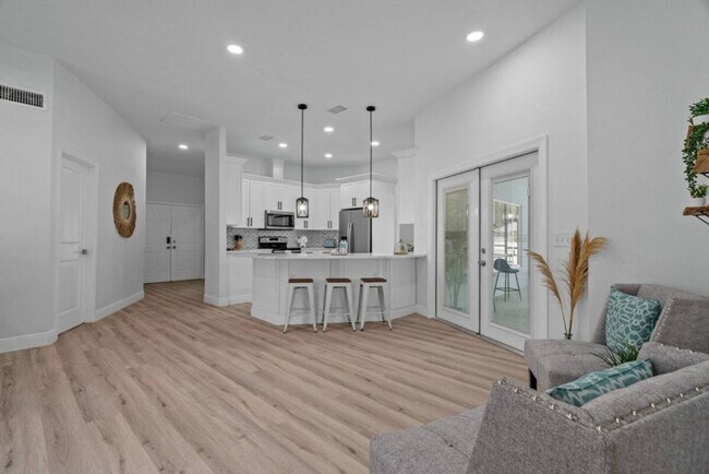 Building Photo - Chic Stylish Pool House newly renovated