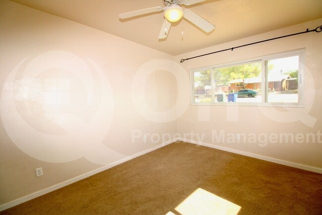 Building Photo - 4043 E Deseret Dr