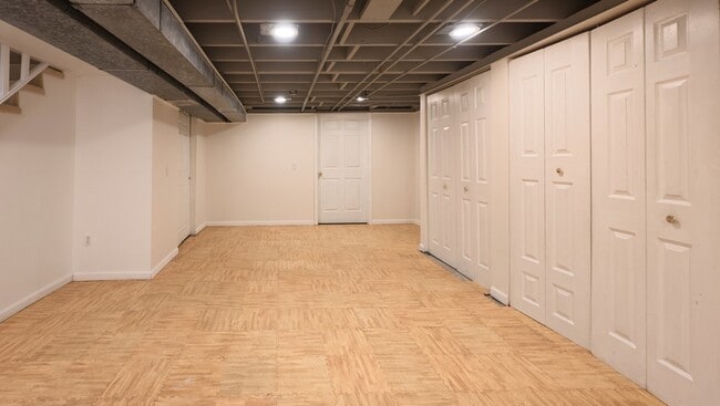 Building Photo - 912 Crain St