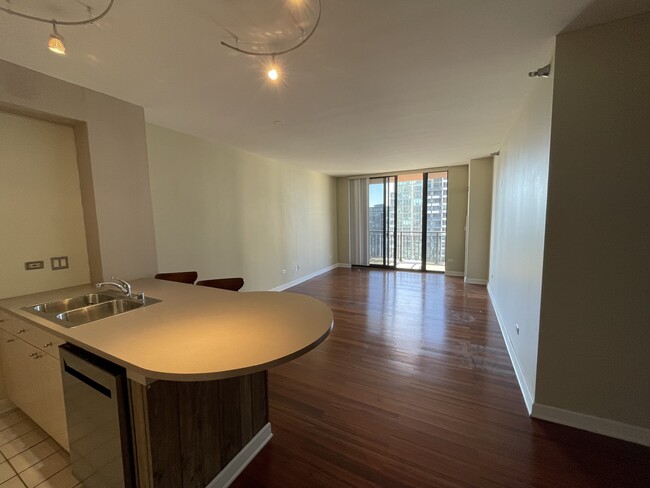 Specious and bright living room - 330 N Jefferson St