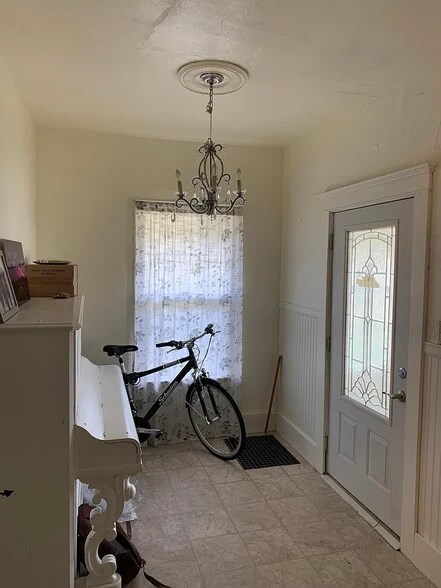 Building Photo - 601 W California St