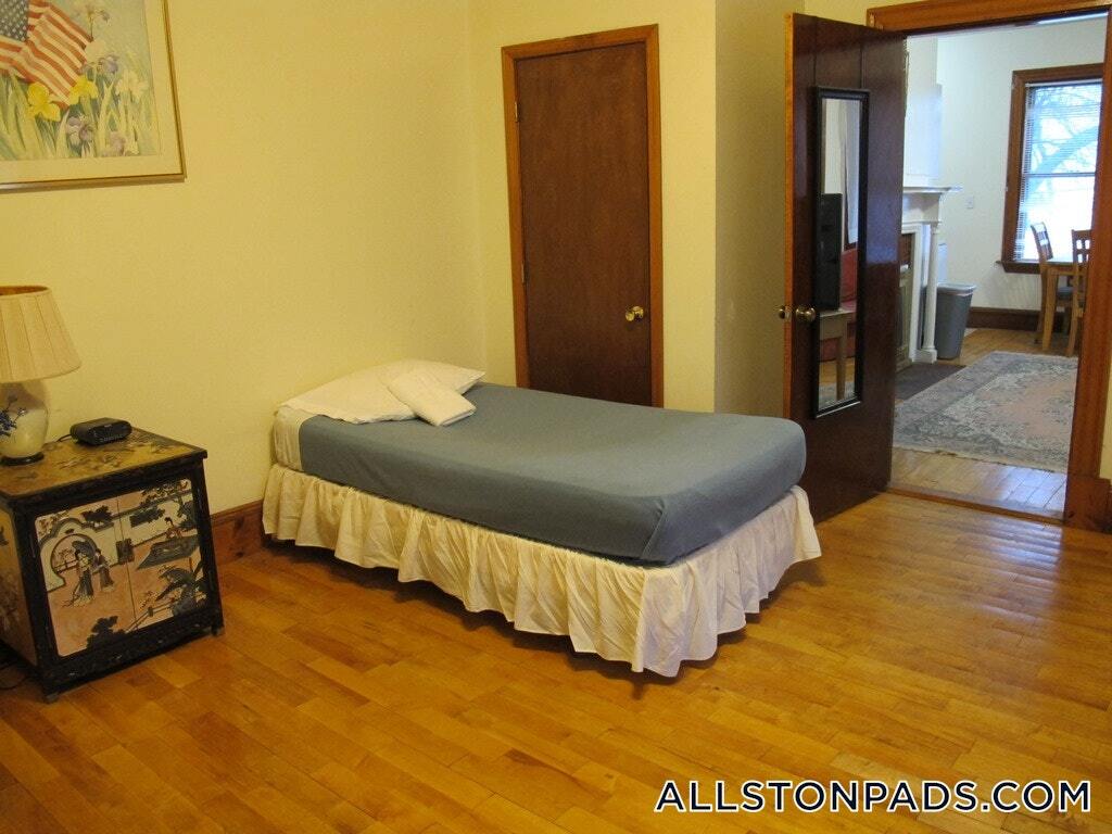 Building Photo - 38 Linden St