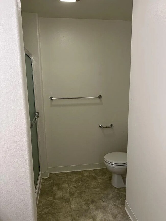 Building Photo - Enormous Tri-Level Townhome 2/2 w/Bonus Room Available Feb. 6th