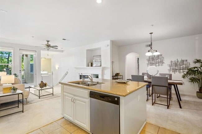Building Photo - Gorgeous 2 Bed 2 Bath Dublin Townhome with Amenities! Centrally Located!