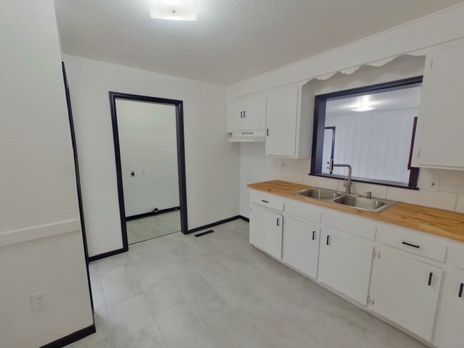 Building Photo - 1842 N Chautauqua St