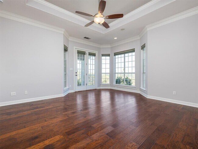 Building Photo - 9805 Big View Dr