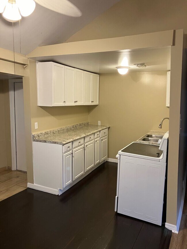 Building Photo - 3 bed 1 bath single family home