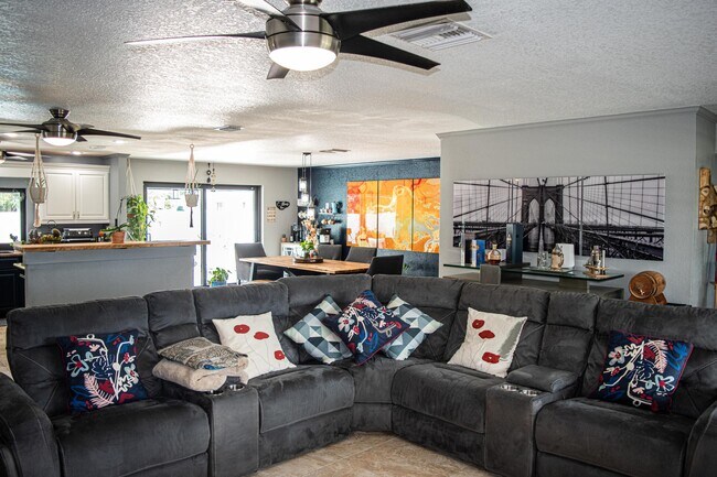 Building Photo - 5432 Sandhurst Cir S