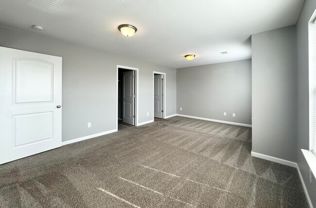 Building Photo - 2392 Huntly Pl