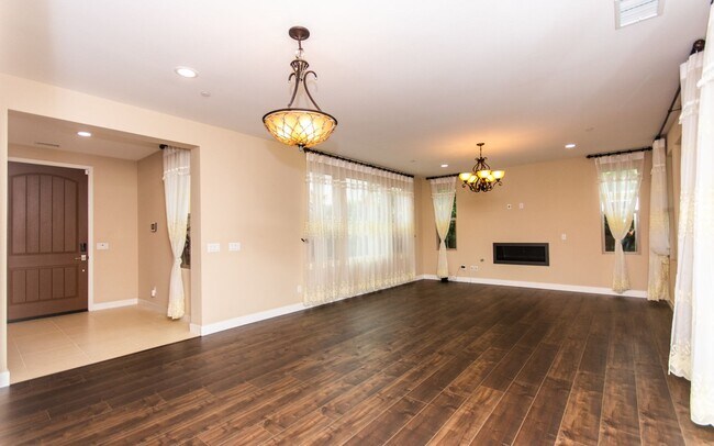 Building Photo - Spacious Home in Great Olde Carlsbad Locat...