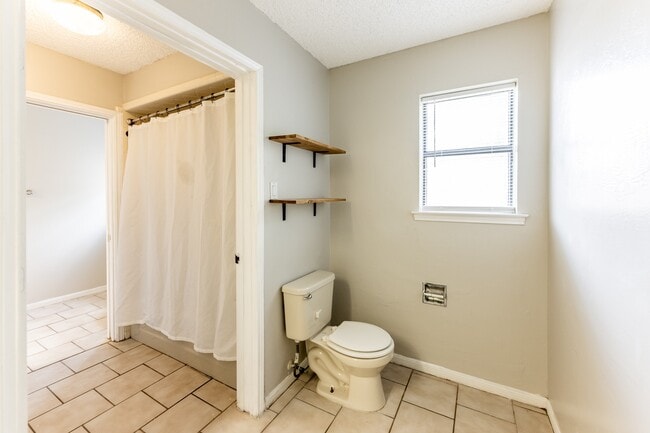 Building Photo - 1914 Rosewood Ln